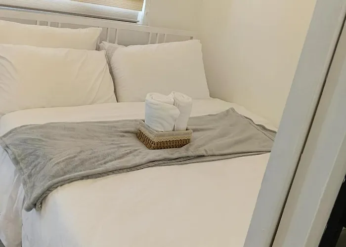 Apartment Wifi, Mini Karaoke, Pool, Near Bgc & Naia